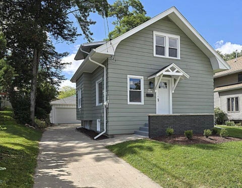Photo of W168N9091 Garden Ave, Menomonee Falls, WI 53051 (MLS # 1984465)