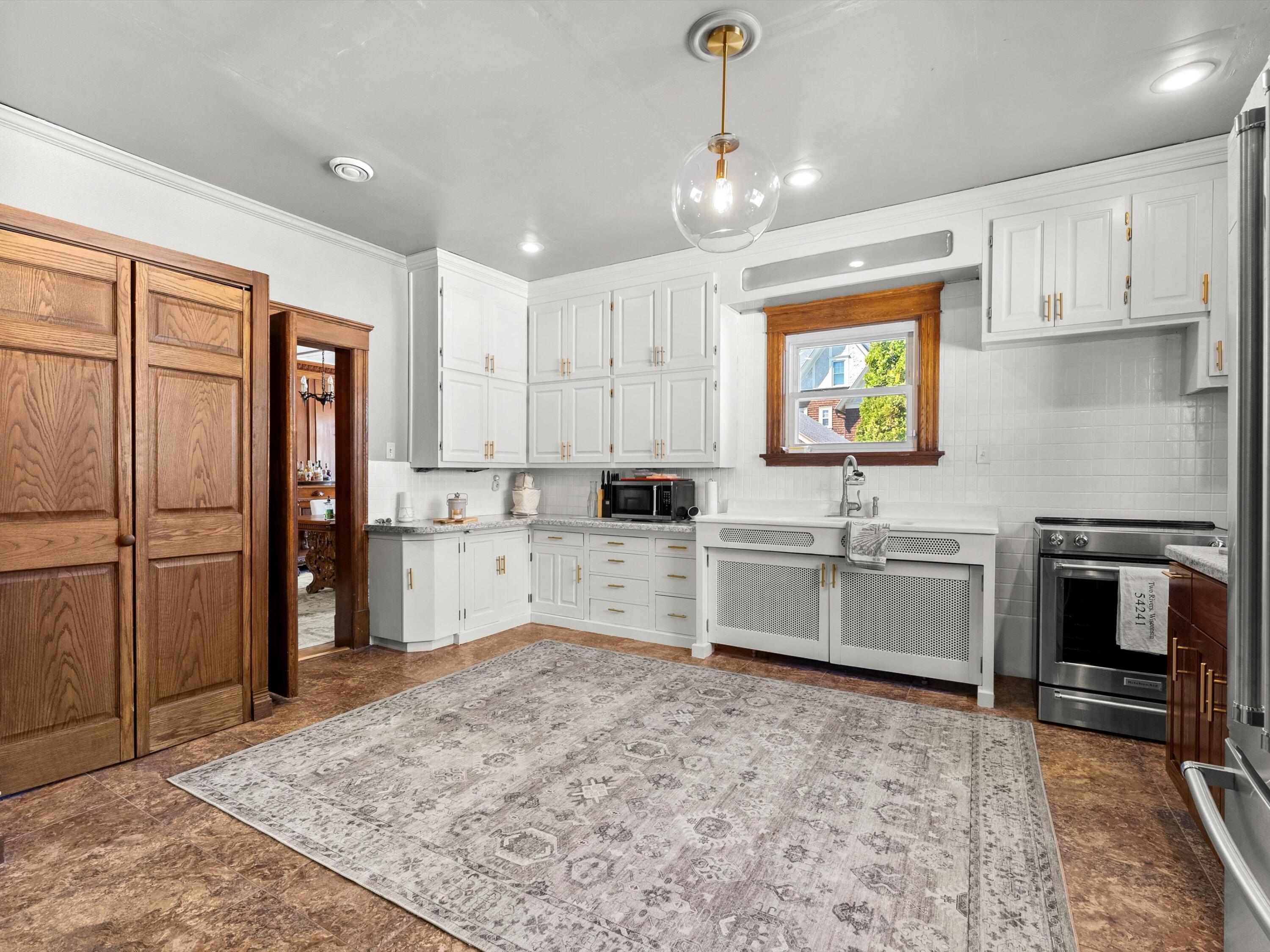 Two Rivers, Wisconsin 54241, United States, 4 Bedrooms Bedrooms, ,4 BathroomsBathrooms,Residential,Active,124949