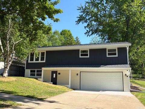 Photo of 1717 Sunset RIdge Dr W, West Bend, WI 53090 (MLS # 1964346)