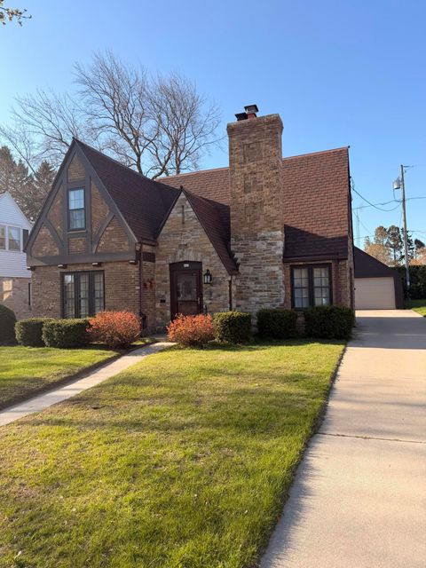 Photo of 843 Wilson St, Manitowoc, WI 54220 (MLS # 1961976)