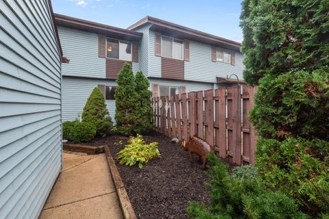 Photo of N114W16633 Royal Ct, Germantown, WI 53022 (MLS # 1939336)
