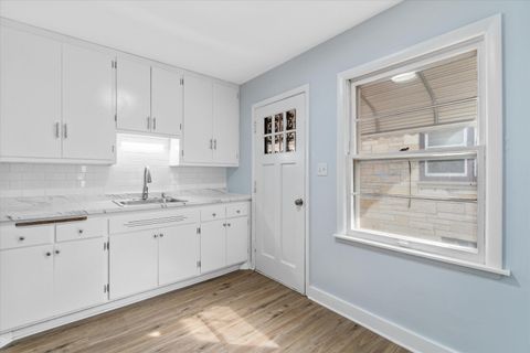 Photo of 2101 W Fairmount Ave, Milwaukee, WI 53209 (MLS # 1954724)