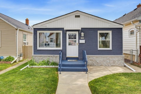 Photo of 1940 S 33rd St, Milwaukee, WI 53215 (MLS # 1975483)