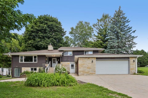Photo of W270N195 Arrowhead Trl, Pewaukee, WI 53188 (MLS # 1968867)
