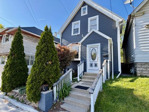 Photo of 3200 W Pierce St, Milwaukee, WI 53215 (MLS # 1962356)