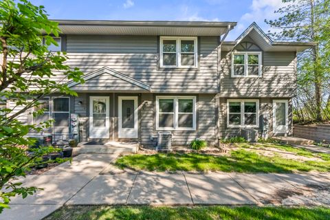 Photo of 1821 Paramount Dr, Waukesha, WI 53186 (MLS # 1962759)