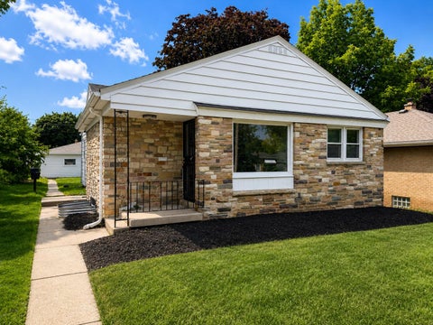 Photo of 4533 N 73rd St, Milwaukee, WI 53218 (MLS # 1983887)