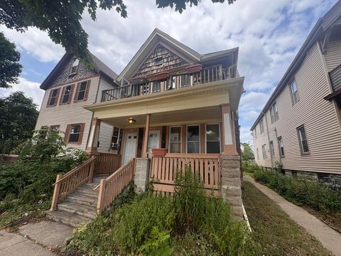Photo of 916 E Meinecke Ave, Milwaukee, WI 53212 (MLS # 1973297)