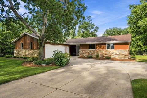 Photo of 3713 Highcliff Ct, Sheboygan, WI 53083 (MLS # 1971327)