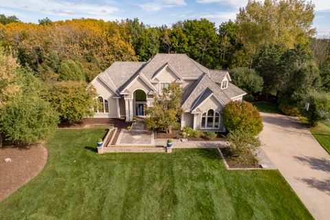 Photo of W305N2808 Foxwood Ct, Delafield, WI 53072 (MLS # 1952760)