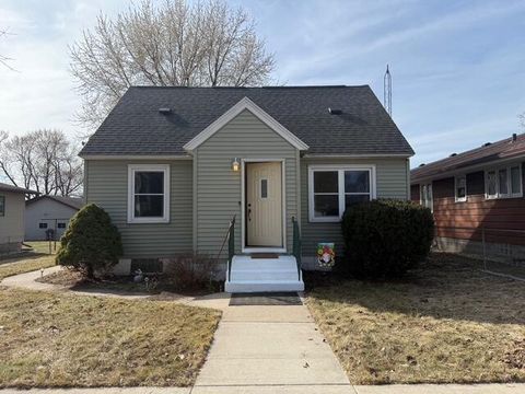Photo of 627 Powell St, La Crosse, WI 54603 (MLS # 1953335)