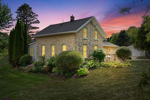 Photo of 4827 Beaver Dam Rd, Barton, WI 53090 (MLS # 1973137)