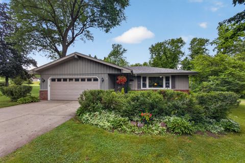 Photo of N2W27268 Lyles Dr, Pewaukee, WI 53188 (MLS # 1967096)