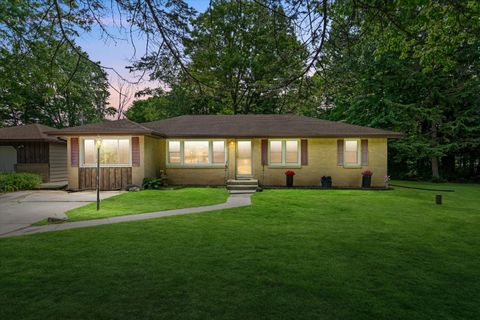 Photo of 5870 S 41st St, Greenfield, WI 53221 (MLS # 1967921)