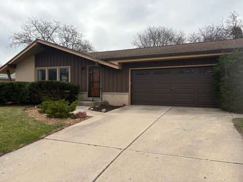 Photo of 231 E Sunset Dr, Oak Creek, WI 53154 (MLS # 1956108)