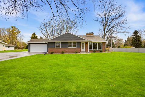 Photo of W228N3952 Crescent Dr, Pewaukee, WI 53072 (MLS # 1959030)