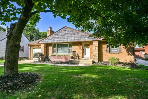 Photo of 537 N 114th St, Wauwatosa, WI 53226 (MLS # 1954201)