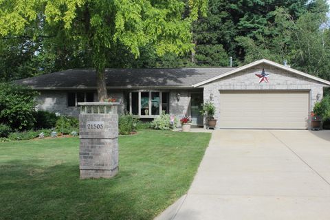 Photo of 21505 Greendale Dr, Brookfield, WI 53186 (MLS # 1928179)