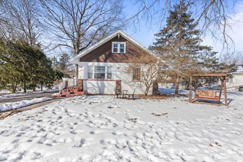 Photo of 542 N Oakwood Ave, Oconomowoc, WI 53066 (MLS # 1950207)
