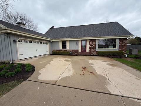 Photo of 1701 W River Forest Dr, Mequon, WI 53092 (MLS # 1960235)