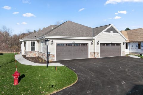 Photo of W204N17685 Laurel Pl, Jackson, WI 53037 (MLS # 1958554)