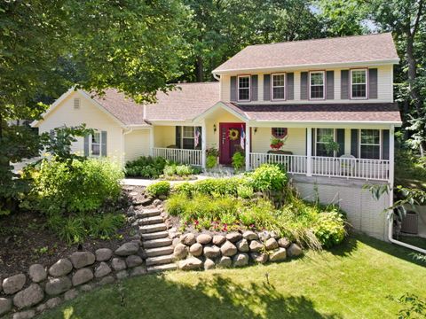 Photo of 1701 S Lilly Ln, New Berlin, WI 53146 (MLS # 1933553)