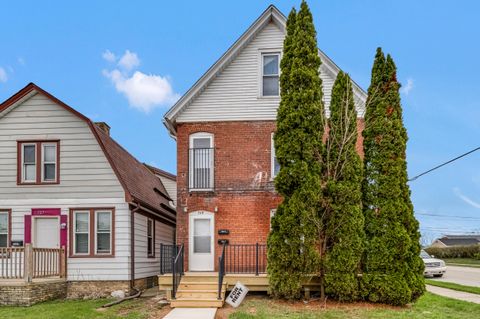 Photo of 729 Montana Ave, South Milwaukee, WI 53172 (MLS # 1958230)