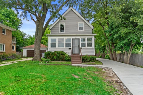 Photo of 5676 N 43rd St, Milwaukee, WI 53209 (MLS # 1969434)