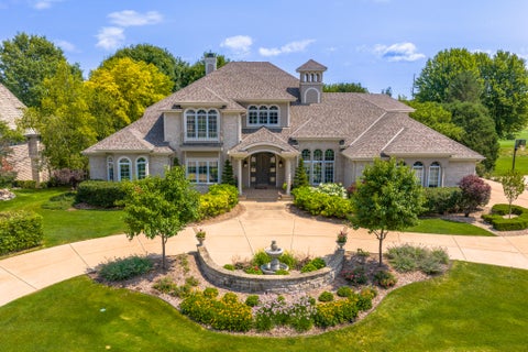 Photo of 800 Ponderosa Dr N, Hartland, WI 53029 (MLS # 1973948)
