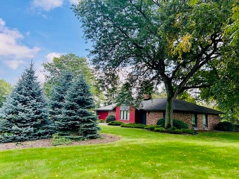Photo of 16845 W Shadow Dr, New Berlin, WI 53151 (MLS # 1935366)
