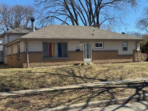 Photo of 5750 N 75TH St, Milwaukee, WI 53218 (MLS # 1955104)
