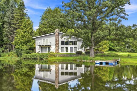 Photo of 2300 Maple St, Grafton, WI 53024 (MLS # 1977533)