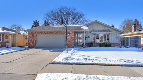 Photo of 2418 W Mark Dr, Sheboygan, WI 53083 (MLS # 1949787)
