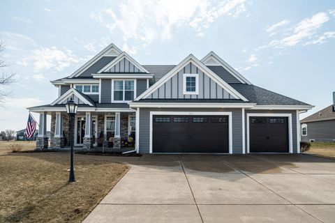 Photo of 8121 W Highlander Dr, Mequon, WI 53097 (MLS # 1911172)