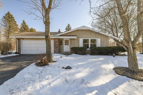 Photo of S58W25347 Crest Dr, Waukesha, WI 53189 (MLS # 1950561)