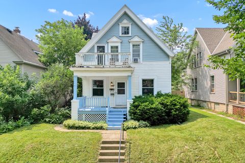 Photo of 2947 N Newhall St, Milwaukee, WI 53211 (MLS # 1929455)