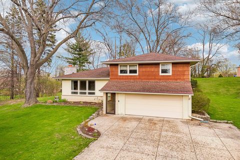 Photo of 21715 Hillcrest Dr, Brookfield, WI 53186 (MLS # 1959008)