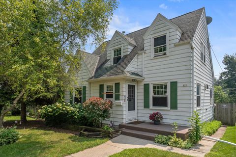 Photo of 829 W Melin St, Port Washington, WI 53074 (MLS # 1930955)