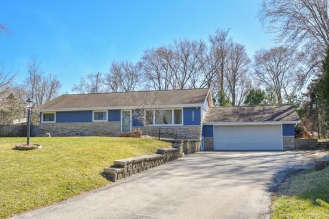 Photo of 3551 S Woodland Ct, New Berlin, WI 53146 (MLS # 1955077)
