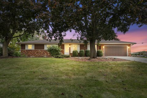 Photo of 10130 W Scepter Cir, Franklin, WI 53132 (MLS # 1939718)