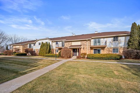 Photo of 3545 E Oakshire Dr, Oak Creek, WI 53154 (MLS # 1903362)