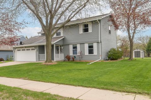 Photo of 8160 S Wildwood Dr, Oak Creek, WI 53154 (MLS # 1960053)