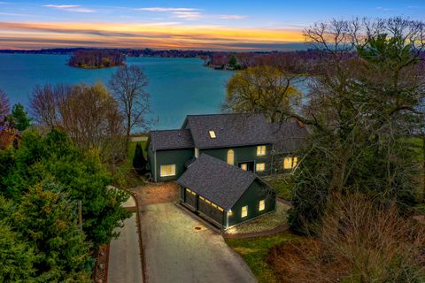 Photo of W277N3016 Rocky Point Rd, Pewaukee, WI 53072 (MLS # 1955767)