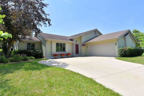 Photo of 4163 W Hilltop Ln, Franklin, WI 53132 (MLS # 1927651)