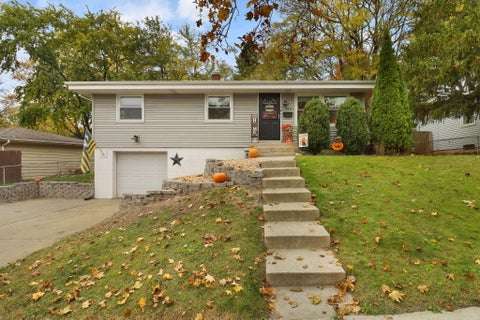 Photo of 330 Debbie Dr, Waukesha, WI 53189 (MLS # 1986514)