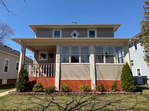 Photo of 1000 Hayes Ave, Racine, WI 53405 (MLS # 1957180)