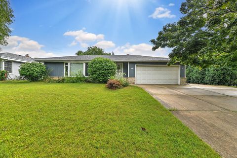 Photo of 7562 S Highfield Ct, Oak Creek, WI 53154 (MLS # 1930655)