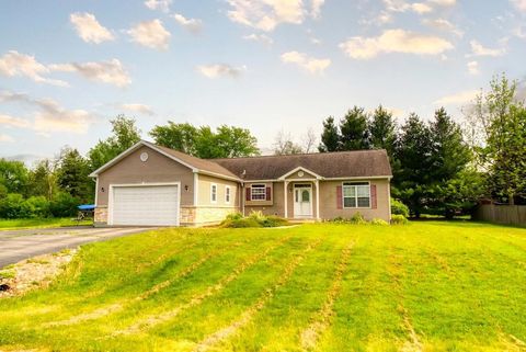 Photo of N1525 Overlook Cir, Bloomfield, WI 53128 (MLS # 1963491)