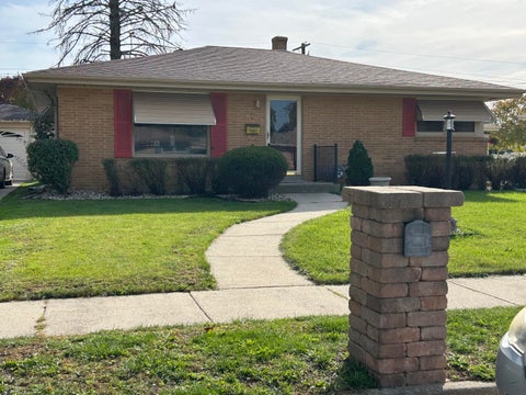 Photo of 827 Coronada Dr, Racine, WI 53402 (MLS # 1984125)