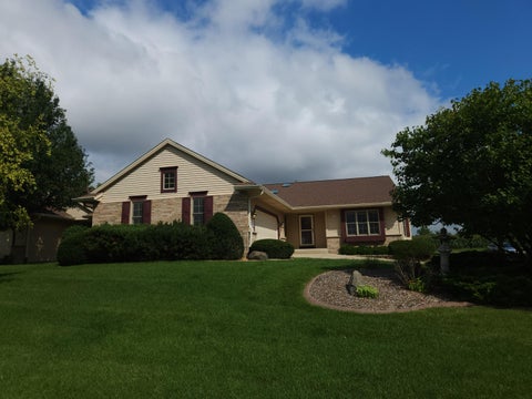 Photo of N66W15400 Raven Way Dr, Menomonee Falls, WI 53051 (MLS # 1979603)